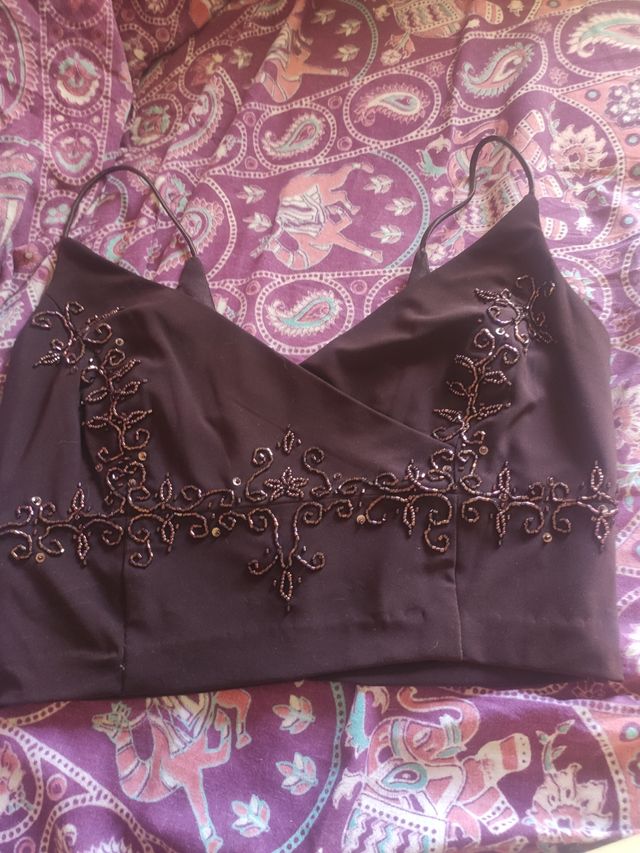 Top corto marrón con pedrería