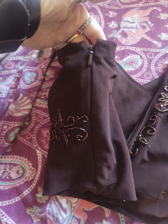 Top corto marrón con pedrería