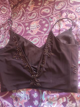 Top corto marrón con pedrería