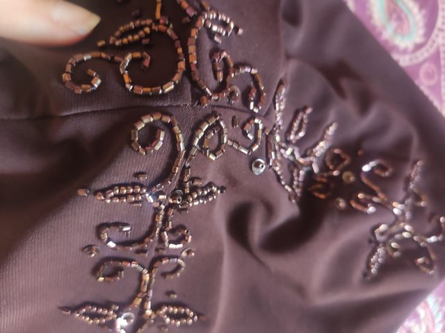 Top corto marrón con pedrería