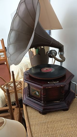 Gramófono antiguo de madera