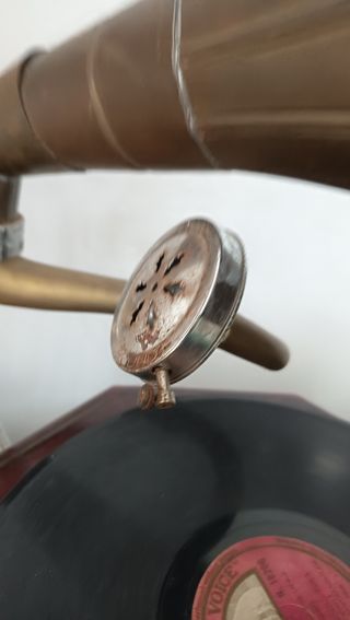 Gramófono antiguo de madera