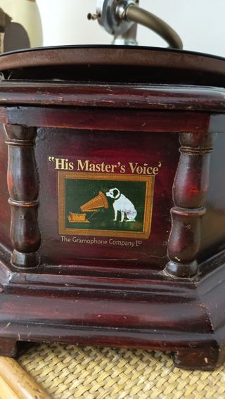 Gramófono antiguo de madera