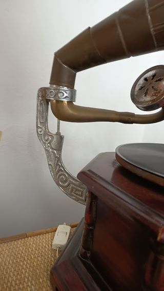 Gramófono antiguo de madera