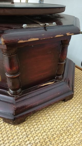 Gramófono antiguo de madera