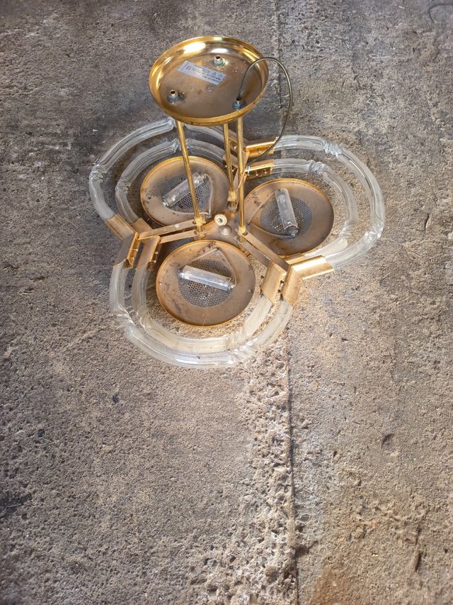 Lámpara de techo dorada y transparente