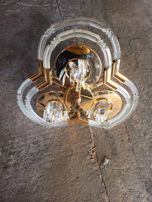Lámpara de techo dorada y transparente