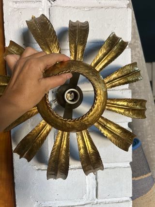 Lámpara de pared vintage dorada de hojas en metal