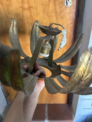 Lámpara de pared vintage dorada de hojas en metal