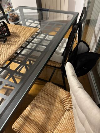 Mesa de comedor de cristal y metal