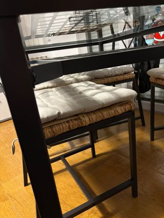 Mesa de comedor de cristal y metal