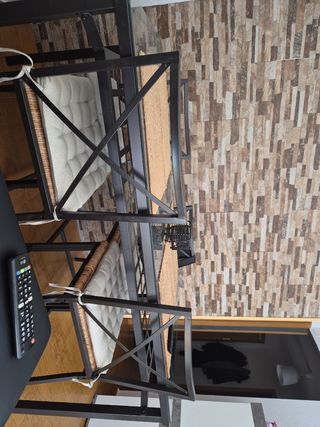 Mesa de comedor de cristal y metal