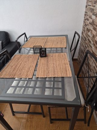 Mesa de comedor de cristal y metal