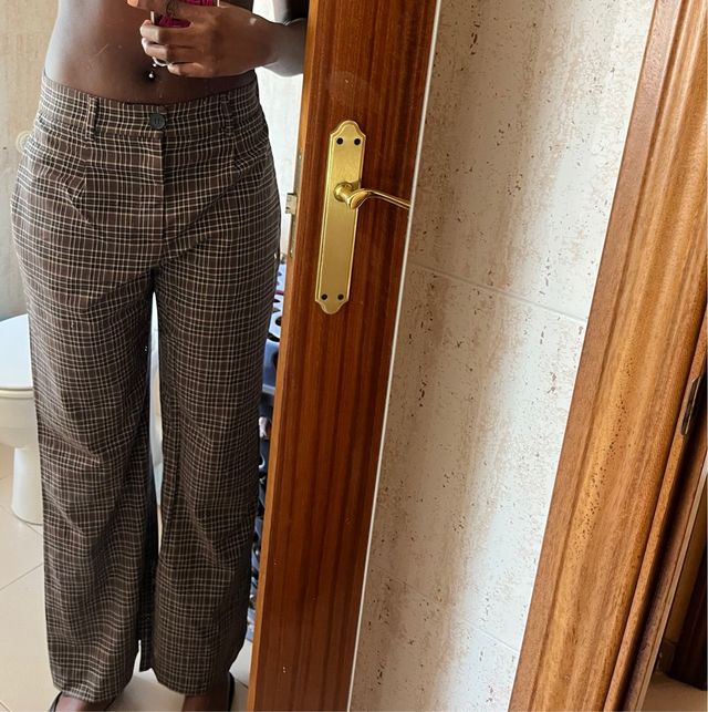 Pantalón cuadros marrón Bershka Straight de segunda mano por EUR - Main Image
