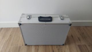 Maletín de aluminio plateado