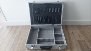 Maletín de aluminio plateado