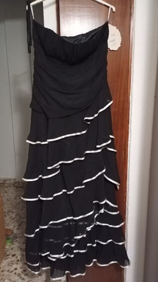 Vestido de fiesta negro con volantes