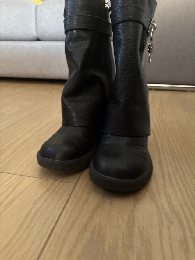 Botas negras estilo shark boot de Givenchy