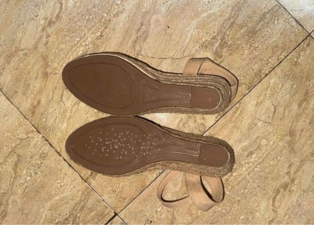 Sandalias cuña beige nuevas