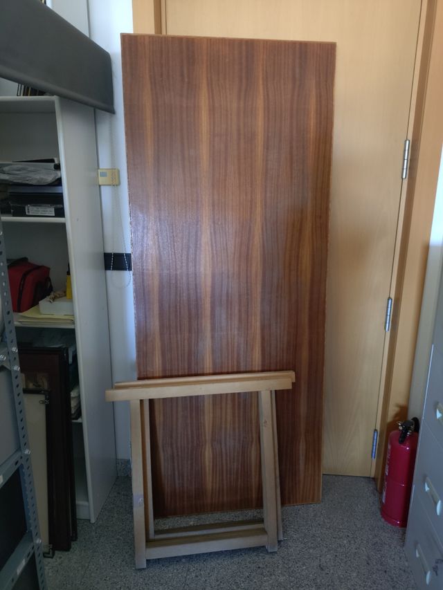 Escritorio de tablero y caballetes de madera