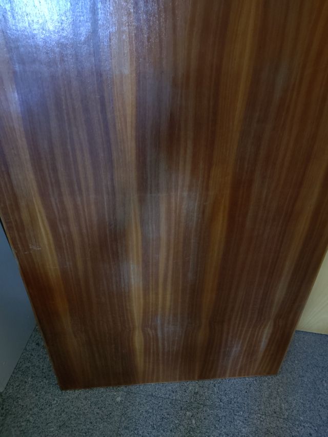 Escritorio de tablero y caballetes de madera