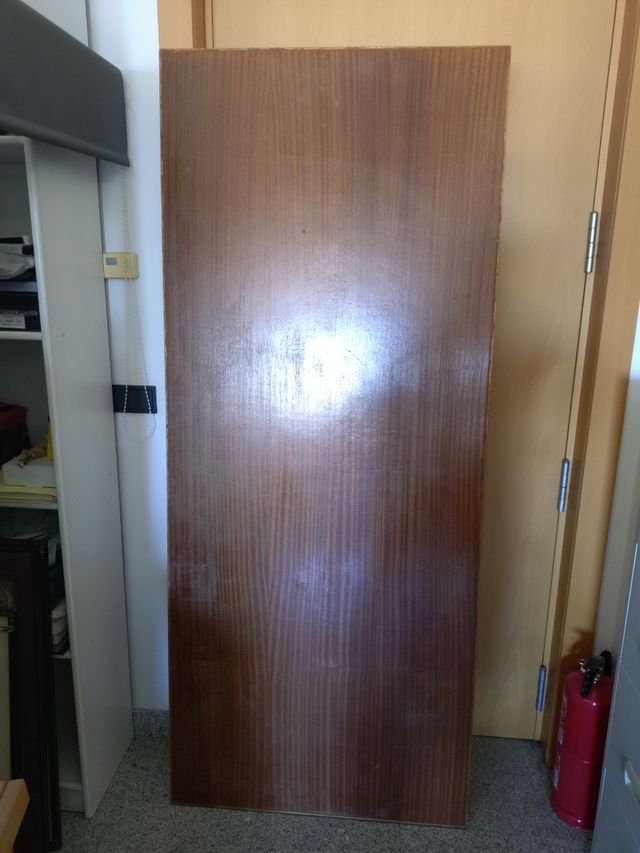 Escritorio de tablero y caballetes de madera