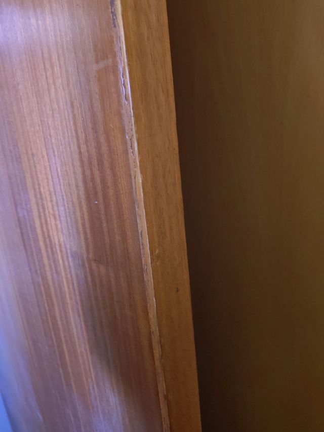 Escritorio de tablero y caballetes de madera