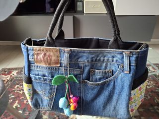 Borsa tote in jeans con ciondolo. fatta a mano