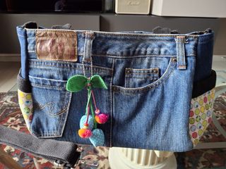 Borsa tote in jeans con ciondolo. fatta a mano