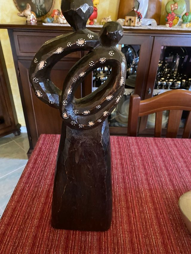 Statua etnica in legno