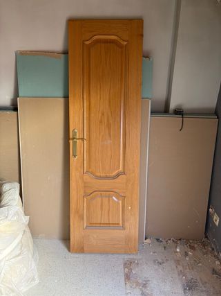 Puerta de madera con manilla dorada