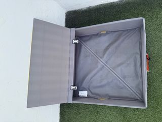 Caja de ordenación gris con detalles verdes