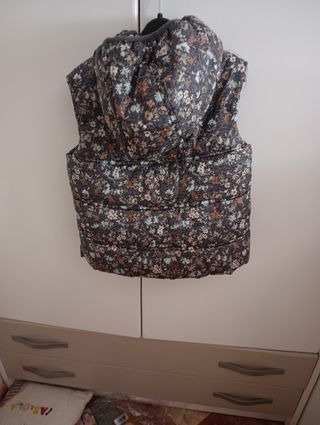 Chaleco Zara floral gris multicolor
