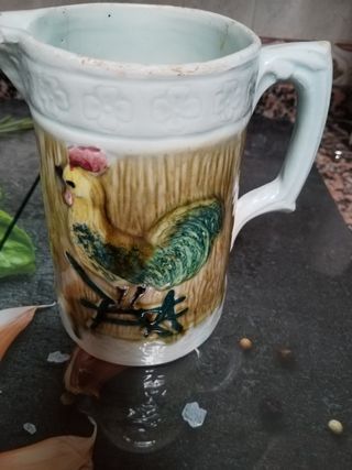 Jarra antigua decorada con flores