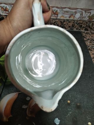 Jarra antigua decorada con flores