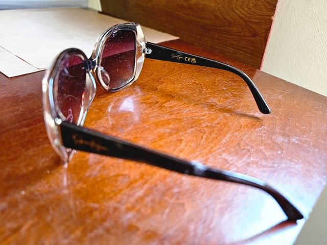 Gafas de sol Jessica Simpson negras y doradas