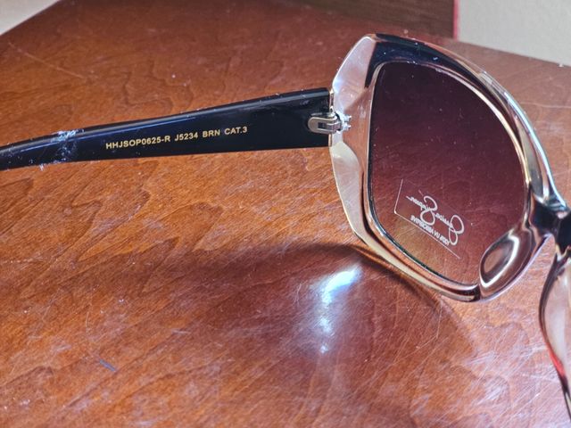 Gafas de sol Jessica Simpson negras y doradas