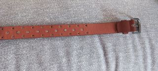 Cinturón de cuero marrón con tachuelas