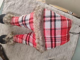 Gambe di Babbo Natale a quadri rosse