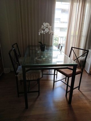 Mesa cristal y hierro con 4 sillas