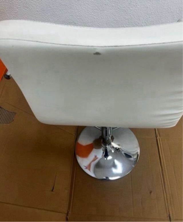 2 Bancos altos brancos com base cromada