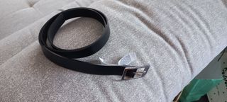 Cinturón negro con hebilla plateada