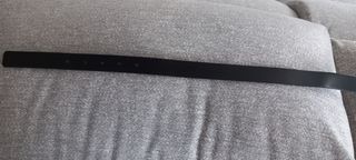 Cinturón negro con hebilla plateada