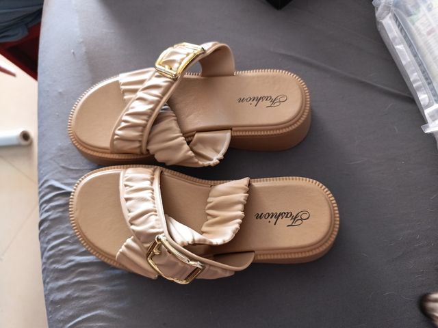 Sandálias Bege com Fivela Dourada