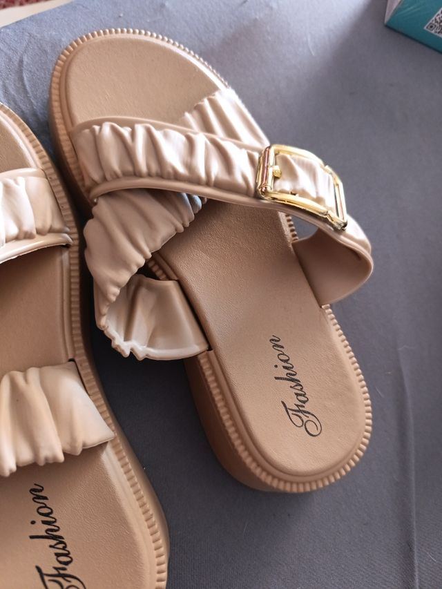 Sandálias Bege com Fivela Dourada