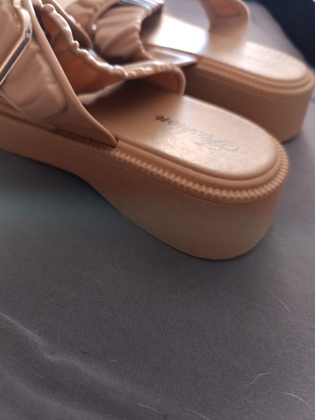 Sandálias Bege com Fivela Dourada