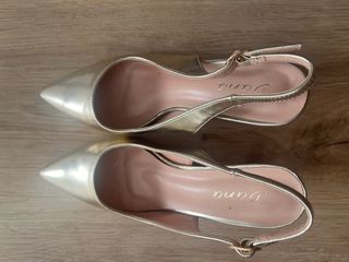 Tacones dorados
