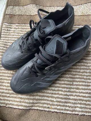 Botas de fútbol Adidas Negras  talla 40