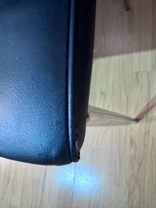 Sillas de comedor de piel sintética negra.