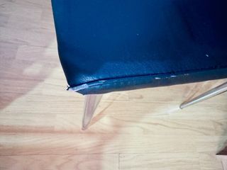 Sillas de comedor de piel sintética negra.